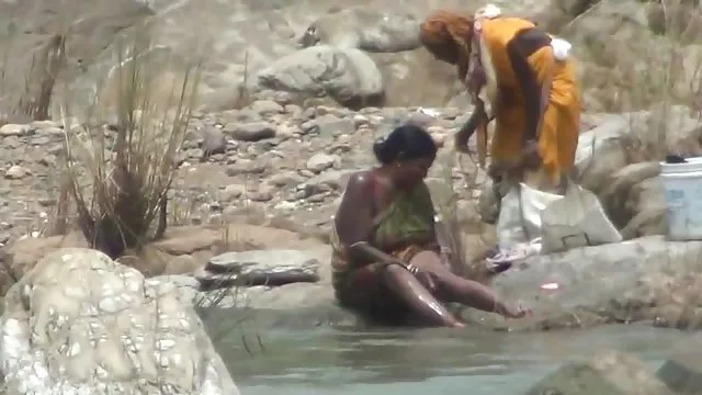 पोर्न ऑनलाइन पंजीकरण नहीं जिसके वीडियो चाहिए खुली हवा नदी में स्नान छिपे हुए कैमरे द्वारा